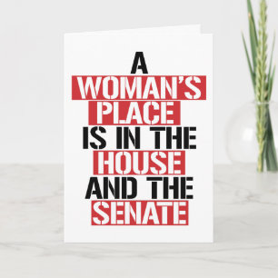 EN WOMANS STÄLLE ÄR I KAMMAREN KORT