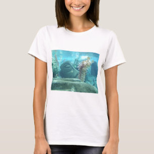 En World Underwater - Stone Statue-bild Tee Shirt