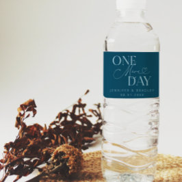 En ytterligare dags bröllopsrepetition i teal vattenflaskor etikett