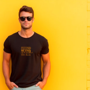 Enade står vi orange slogan T-Shirt