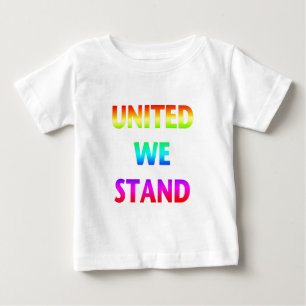 Enade står vi regnbåge t-shirt