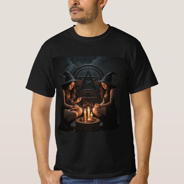 Encantamientos Oscuros: Dos Brujas en Acción T Shirt (Framsida)