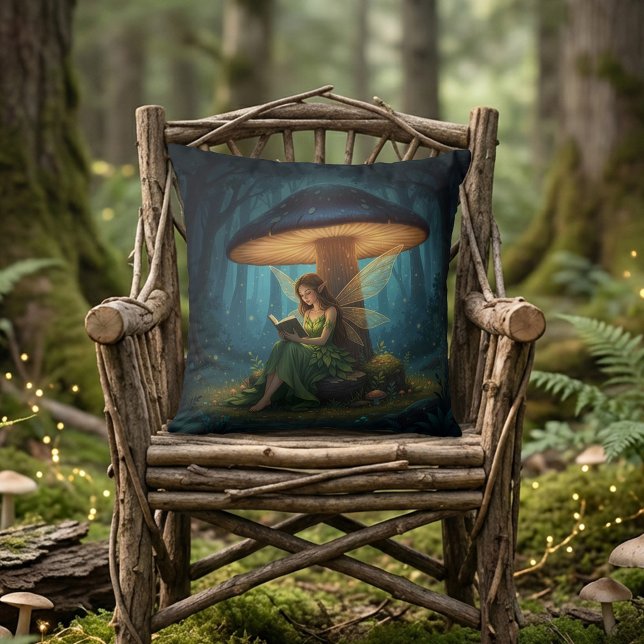 Enchanted Night Fairy Reading a Book Kudde (Skapare uppladdad)