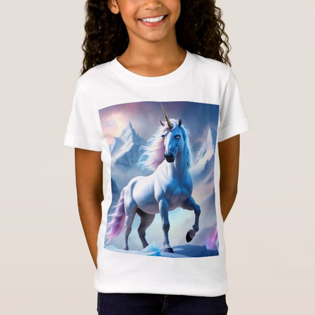 Enchanted Unicorn i en Snowy Fantasy T Shirt (Framsida)