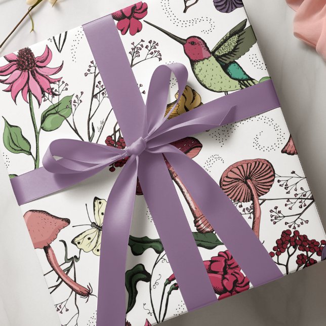 Enchanted Vår Garden Hummingbird Blommigt Presentpapper (Vibrant enchanted garden with cute hummingbird, mushrooms, wildflowers and fairy vibe swirls. )