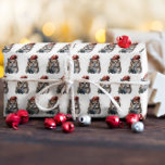 Enchanted Winter Uggla Presentpapper<br><div class="desc">Backa dina helgdag med magisk charm med vår "fantastiska julhelomslagna Uggla" papper. Den här fängslande pappra utformningen av en vit vattenfärg på julen uggla,  försedd med en fin röd hatt,  som upprepas över hela lakan. Den här fantastiska designen ger en gnutta glädje och är  för varje present du ge.</div>