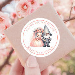 Enchanting Garden Gnome Rustic Bröllop Tack Runt Klistermärke<br><div class="desc">Jag vill uttrycka min djupa tacksamhet för den här fantastiska bröllop-gnomens tack, designad i pulserande vattenfärg med orange- och grått-nyanser. Det är perfekt för skogsmagra i vår eller sommar. Konstruktionen visar en vacker blandning av orange och grått, som fångar upp en geliktig skogs charm och den drömaktiga essensen av kottagecore....</div>