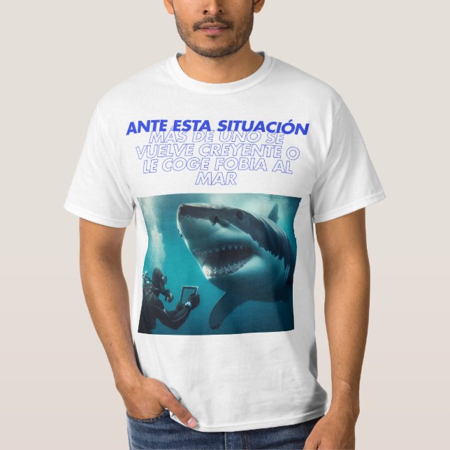 Encuentro con un gran tiburón blanco t shirt (Framsida)