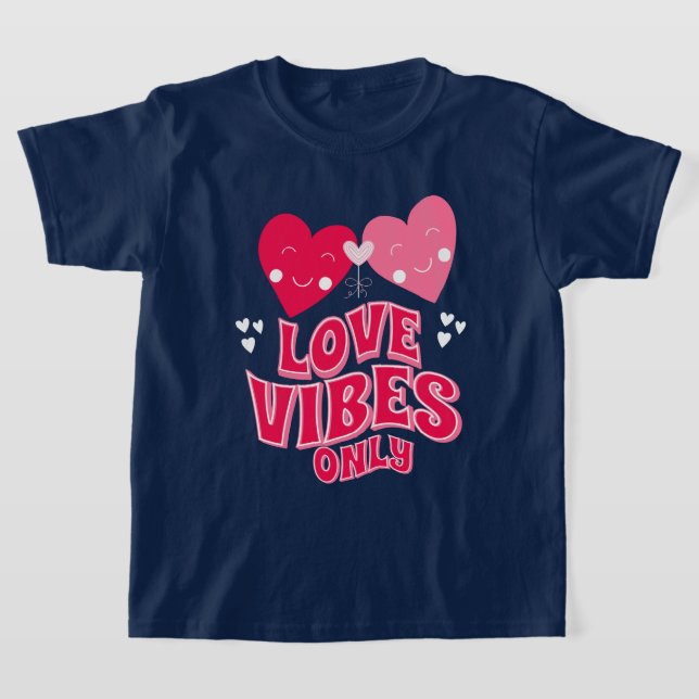 Endast Alla hjärtans dag Kärlek Vibes T Shirt (Laydown)