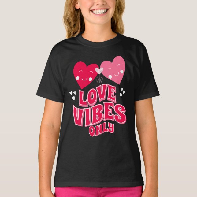 Endast Alla hjärtans dag Kärlek Vibes T Shirt (Framsida)