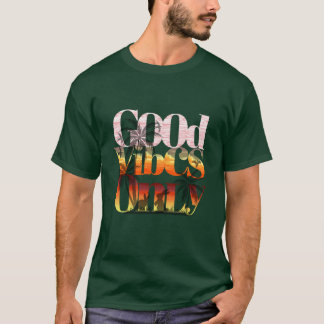 Endast bra vibbar Tropisk solnedgång Typsnittsdesi T Shirt