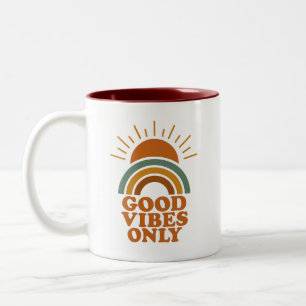 Endast bra vibes - Retro Boho Sol Rainbow Design Två-Tonad Mugg