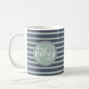 Endast Bra Vibrationer Trendig Typografi Citat Blå Kaffemugg