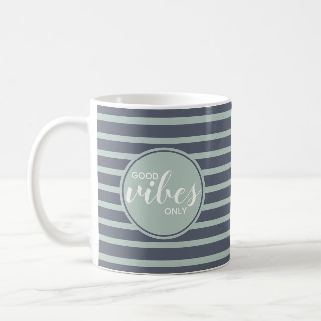 Endast Bra Vibrationer Trendig Typografi Citat Blå Kaffemugg (Vänster)