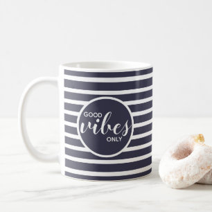 Endast bra vibrationer trendig typografi citat blå kaffemugg