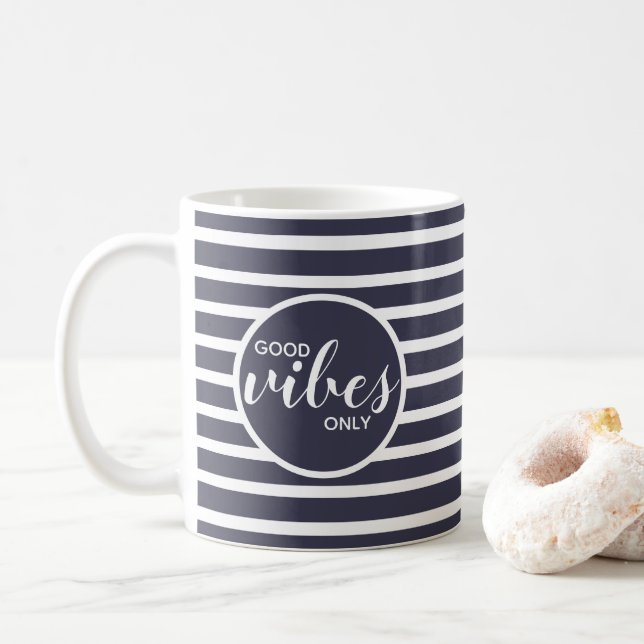 Endast bra vibrationer trendig typografi citat blå kaffemugg (Med munk)