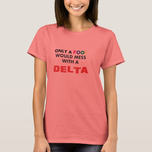 Endast en FOOL skulle vara  med en DELTA! Tee Shirt (Framsida)
