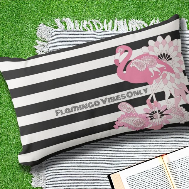 Endast Flamingo Vibes - Svartvit Rand Flamingo Lumbarkudde (Skapare uppladdad)