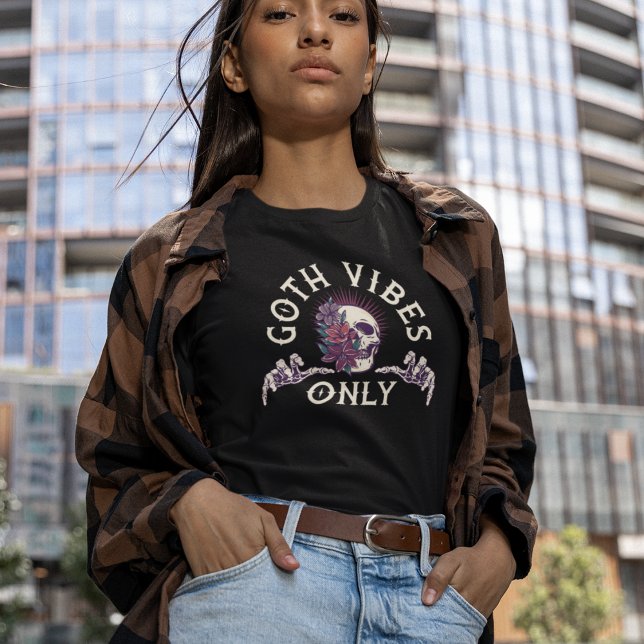 Endast Goth Vibes Skull med blommor T Shirt (Skapare uppladdad)