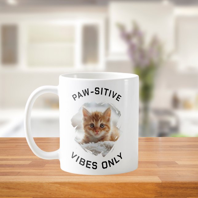 Endast kattfoto från tass-sitiva vibes kaffemugg (Skapare uppladdad)