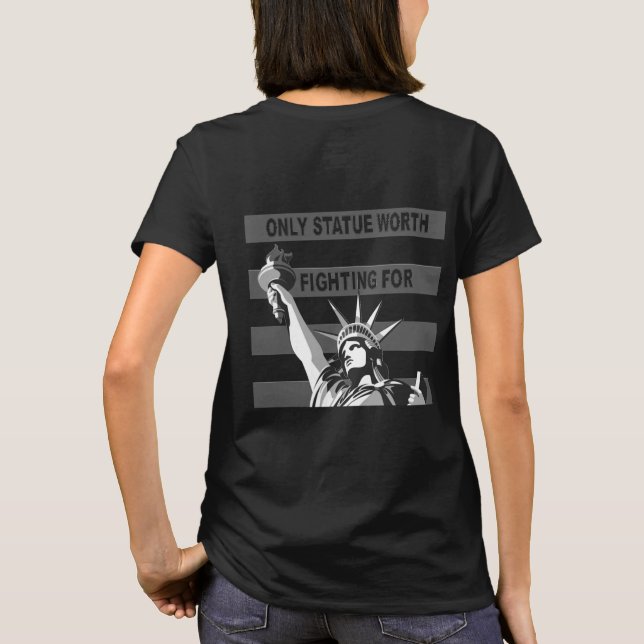 Endast status som är värd att kämpa för T-Shirt (Baksida)