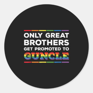 Endast Underbara bröder befordras till Guncle Gay  Runt Klistermärke