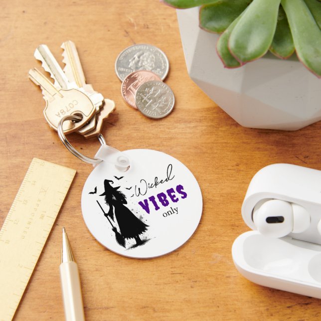 "Endast Wicked Vibes" - Halloween Black Witch - Nyckelring (Skrivbord)