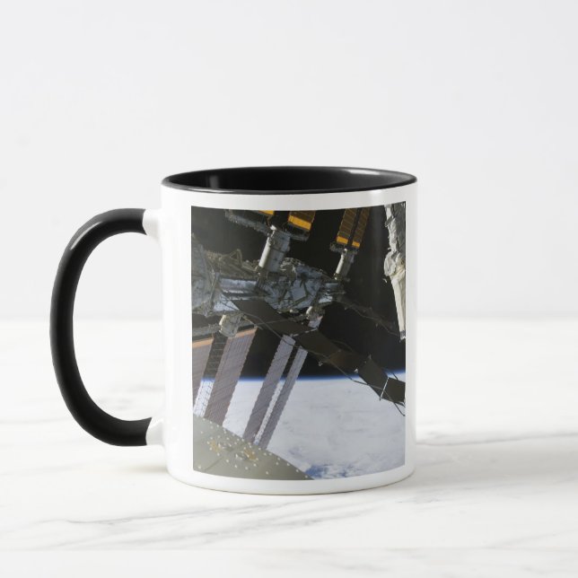 Endeavors arm mitt i Internationell rymdstation Mugg (Vänster)