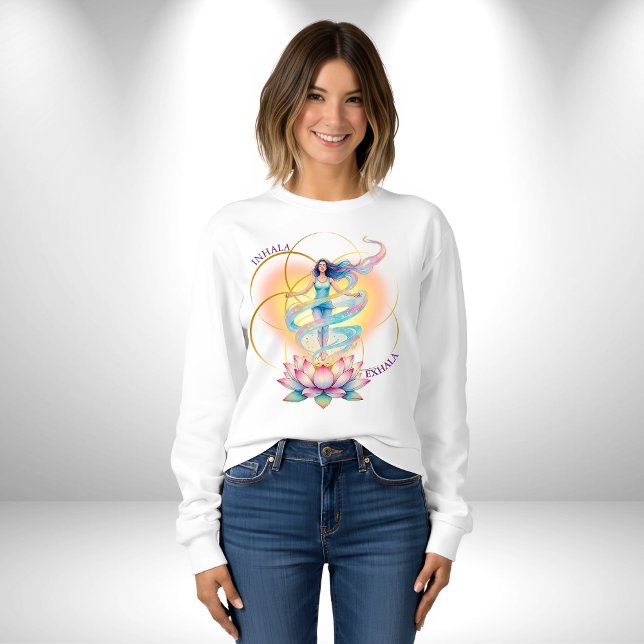 Energía Femenina renace en la flor del Loto T Shirt (Hermoso diseño de energía femenina Kundalini Yoga, flor de Loto del que nace la mujer renovada )