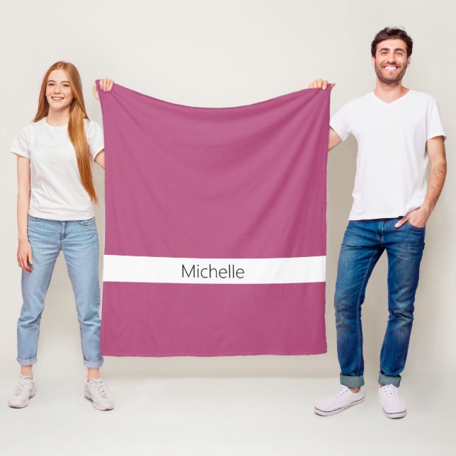 Enfärgad varm rosa elegant monogram fleecefilt (På plats)