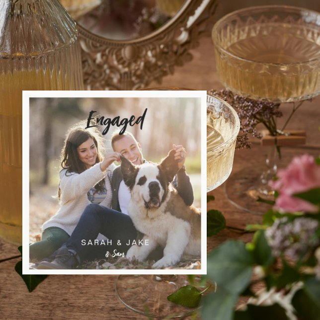 Engaged Couple Photo With Pet Fun Cocktail  Pappersservett (Skapare uppladdad)