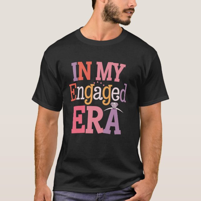 Engaged Era Funny Bröllop Förlovningsfest Bachelo T Shirt (Framsida)