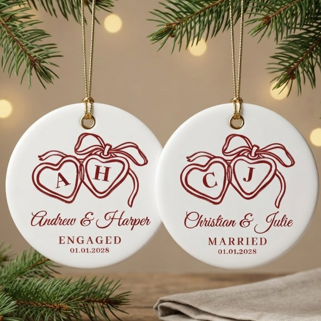Engagemang | Röd anpassad monogram bröllop Nygifta Julgransprydnad Keramik (newlywed gift, bride and groom gift, engagement gift, future spouse gift, boyfriend girlfriend gift)