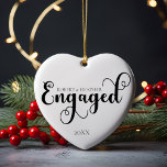 Engagerad skräddarsydd Förlovning för jul Julgransprydnad Keramik<br><div class="desc">Fira ett viktigt tillfälle med vår engagerade Personlig Förlovning Gift for jul Ceramic Ornament, designad för att fånga skönheten i din första jul tillsammans som ett engagerat par. Denna dekoration har en elegant, minimalistisk design i klassisk svartvitt, perfekt för dem som uppskattar ren och enkel estetik. Oavsett om du tillkännager...</div>