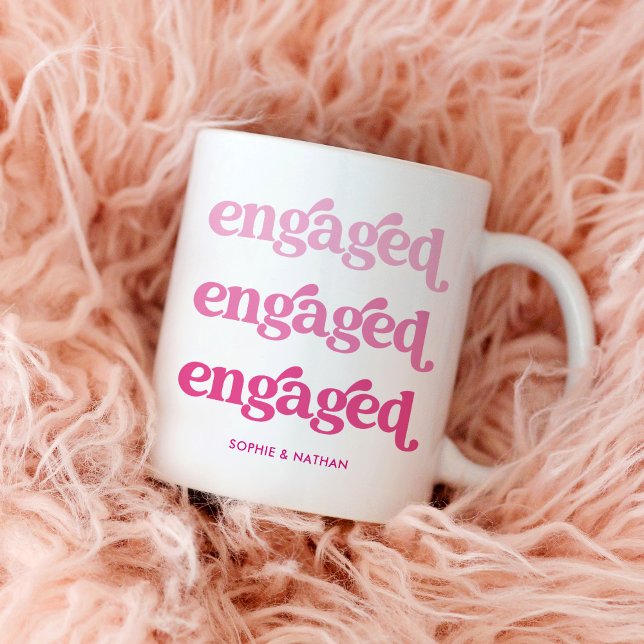 Engagerad | Toningstext för Boho Rosa Kaffemugg (Show the world you're engaged with this trendy mug, with pink gradient boho text)