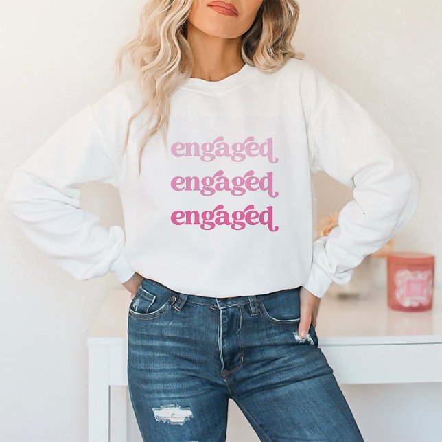 Engagerad | Toningstext för Boho Rosa T Shirt (The perfect sweatshirt to show the world you're engaged! With trendy boho pink typography.)