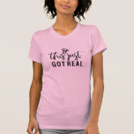 Engagerade den här Har Real Förlovning Ring T Shirt<br><div class="desc">Den här Har Real Förlovning Ring T - Shirt med modern manustypografi och förlovning ring. Visas i svart och  rosa. Du kan ändra texten färg till spelar ingen roll färg som du vill och även välja ett t-shirt färg från det tillgängliga t-shirt-färger. Gratulationer!</div>
