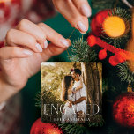 Engagerat överlägg med minimalt och modernt par-fo julgransprydnad keramik<br><div class="desc">Minimal och modern förlovning. Enkel och modern design med en fullt-fotodesign. Anpassa med din speciella förlovning foto,  år och namn. "Engaged"-fotoöverlägg i en elegant-typografi. Perfekten är fortfarande ornament med par som firar sin förlovning och den första julen är upptagen.</div>