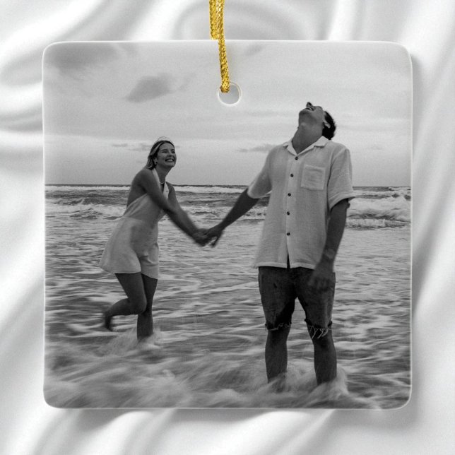Engagerat svartvitt första julfoto julgransprydnad keramik (Engaged Black and White First Christmas Photo Ceramic Ornament)