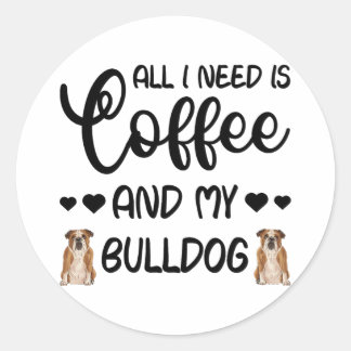 Engelsk bulldog Hund allt jag behöver är kaffe och Runt Klistermärke