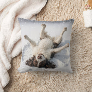 Engelsk Springer Spaniel gör en snöängel Kudde