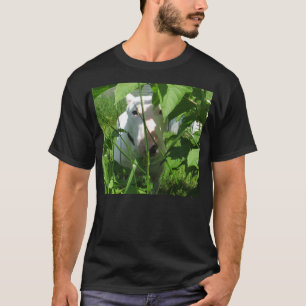 Engelsk tjurTerrier som kikar till och med löven T-shirt