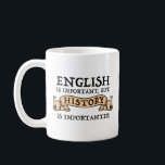 Engelska är viktigt, men historien är viktig kaffemugg<br><div class="desc">Engelska är viktigt, men historien är viktig. En lustig vintage historiegåva för älskare, historielärare, historielärare eller professor. Är du historiebuff? Tycker du om att läsa och prata om historia? Om du kärlek historieberättelse, bokar, filmer eller filmer om historien, så är den här roliga citatteckendesignen till dig! Designen har ett antikt...</div>