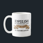Engelska är viktigt, men historien är viktig kaffemugg<br><div class="desc">Engelska är viktigt, men historien är viktig. En lustig vintage historiegåva för älskare, historielärare, historielärare eller professor. Är du historiebuff? Tycker du om att läsa och prata om historia? Om du kärlek historieberättelse, bokar, filmer eller filmer om historien, så är den här roliga citatteckendesignen till dig! Designen har ett antikt...</div>