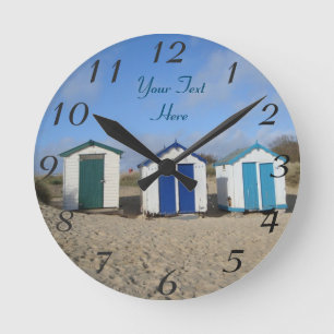 engelska sjösidablå himmel och strandkojor rund klocka