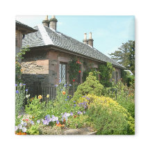 Engelskt Cottage II med blomsterträdgårdsfotografe