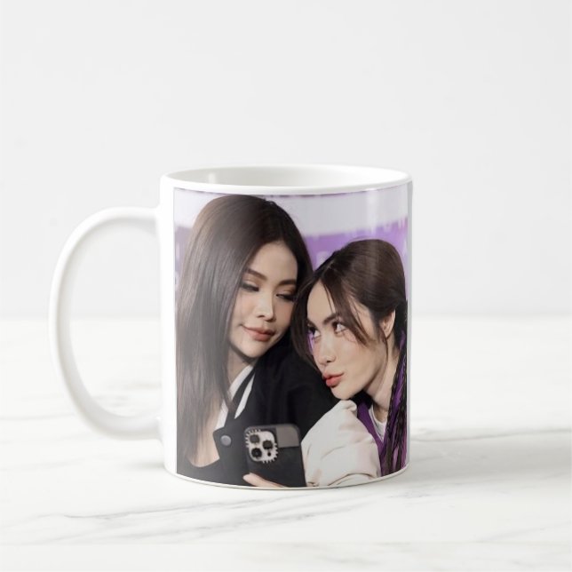 Engfa Waraha & Charlotte Austin Englot Thai GL Kaffemugg (Vänster)