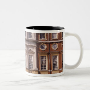 England, Surrey, Hampton Court Palace. 2 Två-Tonad Mugg