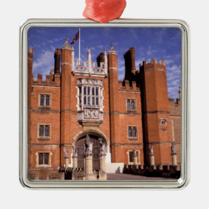 England, Surrey, Hampton Court Palace. 3 Julgransprydnad Metall