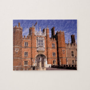 England, Surrey, Hampton Court Palace. 3 Pussel